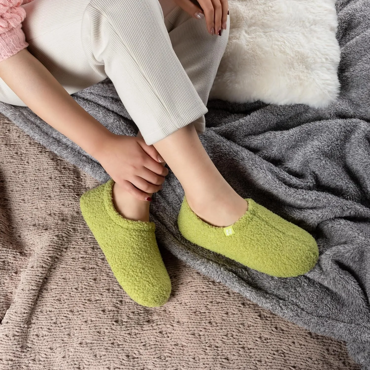 RockDove Women's Teddy Fleece Closed Back Indoor Slipper